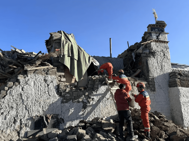 Imágenes de la destrucción muestran viviendas y vehículos sepultados, y se reporta que más de 300 personas. Foto: Xinhua   