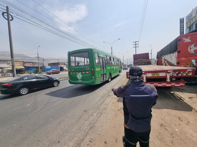 Lugar donde el bus quedó estacionado tras ser atacado a balazos. Foto: Rosa Quincho/La República   