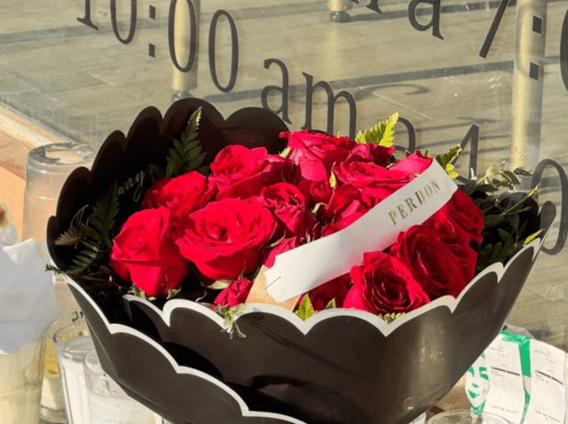 Repartido llevó rosas rojas de 'perdón' al salón de belleza de Valería Márquez luego de su muerte. Repartido llevó rosas rojas de 'perdón' al salón de belleza de Valería Márquez luego de su muerte.