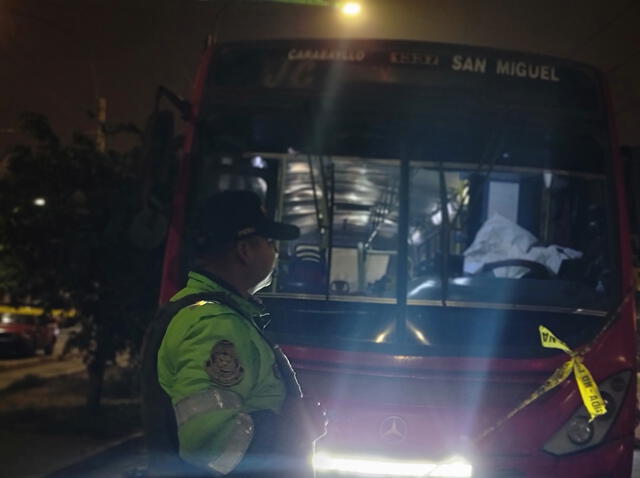 Los pasajeros huyeron despavoridos tras el asesinato dentro de la unidad de El Rápido. Foto: Marcia Chahua.   