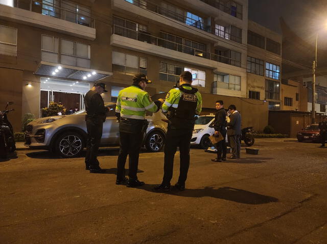 Efectivos policiales tras el asesinato de Zetro Purba. Foto: Francisco Erazzo. Efectivos policiales tras el asesinato de Zetro Purba. Foto: Francisco Erazzo.