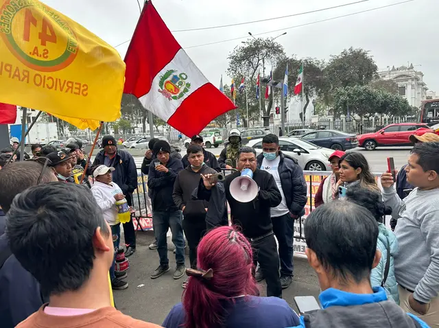 Transportistas de la Línea 41 exigen seguridad frente al Congreso. Foto: Francisco Erazo/LR Transportistas de la Línea 41 exigen seguridad frente al Congreso. Foto: Francisco Erazo/LR