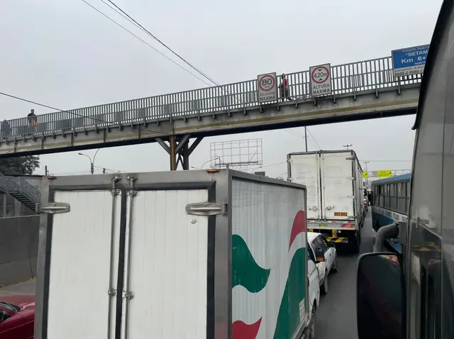 Congestión vehicular tras el accidente en Vía Evitamiento. Foto: LR Congestión vehicular tras el accidente en Vía Evitamiento. Foto: LR