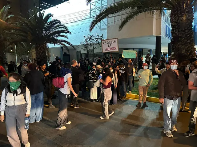 Manifestantes bloquean vía frente a Embajada de Ecuador. Foto: Francisco Erazo    