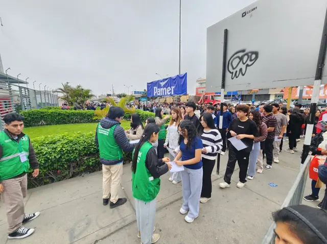 Postulantes entrando a rendir su examen de admisión. Foto: Kevinn García   