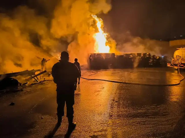 Emergencia en la Panamericana Sur tras colisión de camiones. Foto: PNP   