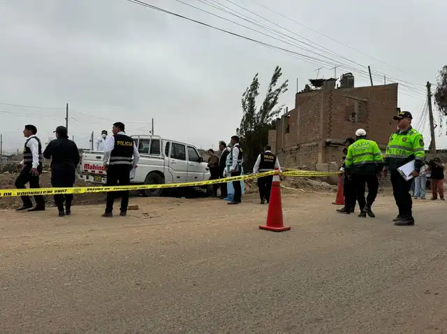 Efectivos policiales en la escena del crimen. Foto: Elvis Cairo   