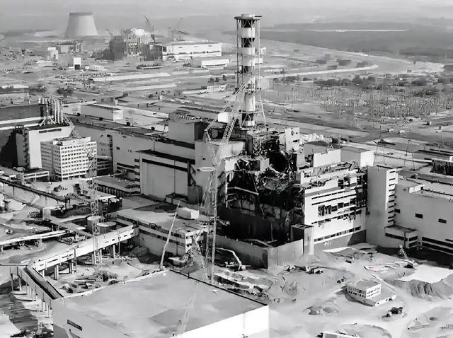 La central nuclear de Chernóbil luego de la explosión del reactor número 4, el 26 de abril de 1986. Foto: AFP<br> La central nuclear de Chernóbil luego de la explosión del reactor número 4, el 26 de abril de 1986. Foto: AFP<br>