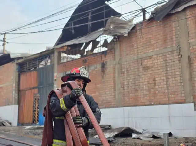 Incendio en fábrica de plásticos. Foto: Kevinn García   