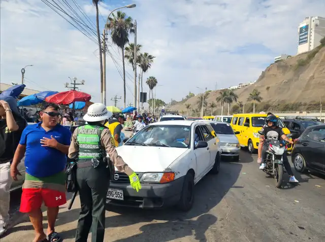 La Policía cerró el acceso por la Vía Expresa, por lo que la congestión se agravó en vías alternas. Foto: Mabel Alva/LR.   