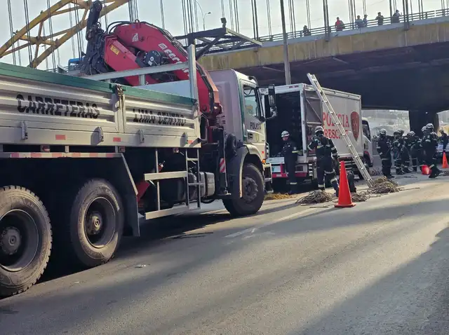 Equipos de maniobras de los bomberos. Foto: Francisco Erazo   