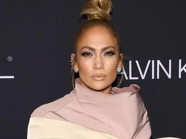 Jennifer Lopez tiene 50 años y es una de las figuras más populares en el mundo de la música.
