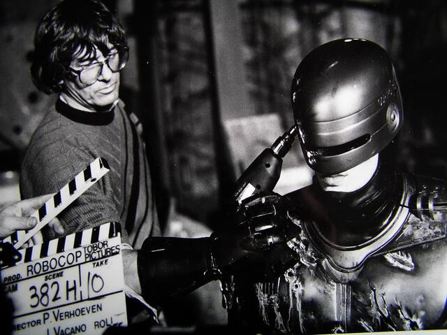 Paul Verhoeven dando pautas a Peter Weller en el rodaje de RoboCop. Créditos: Orion