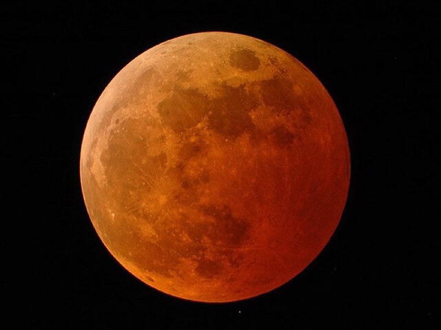 En Arequipa, eclipse lunar mostró como la Luna adquirió un color entre anaranjado y rojizo. Foto: Diego Ramos Lupo/ cortesía