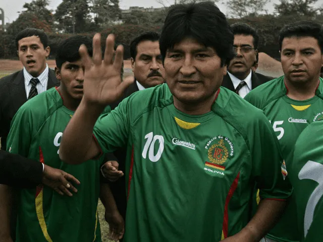 Evo Morales hubiera podido convertirse en el primer presidente en el fútbol profesional. No obstante, no llegó a jugar con el Sport Boys Warnes. Foto: EFE