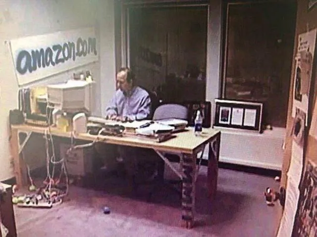 Bezos en 1999. Oficinas de Amazon. Foto: Pinterest