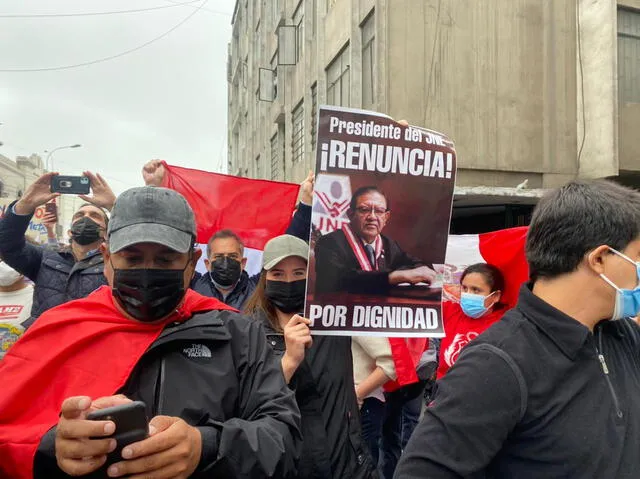 Protestas en las afueras de la ONPE por simpatizantes de Castillo y Fujimori. Foto: Raúl Egúsquiza/ URPI-LR