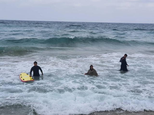 Los rescatistas de la Escuela de Surf Yangyang lograron regresar a la orilla a Kim Hee Ae y Lee Moo Saeng.