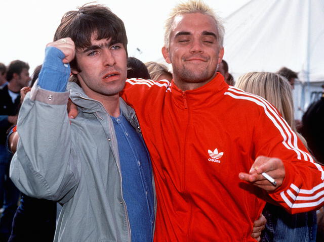 Liam Gallagher con Robbie Williams a mediados de los años 90's