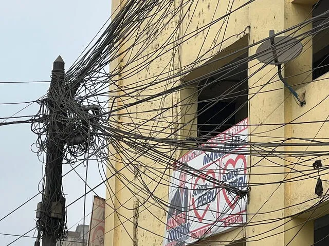  Riesgo de caída de poste por exceso de peso de cables de luz y de telecomunicaciones. Foto: Raúl Egúsquiza/ La República   