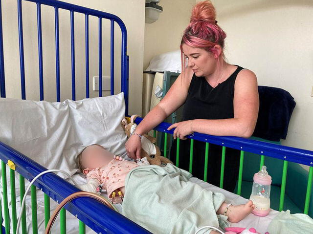 Teddi junto a su madre, recibiendo su tratamiento. Foto: Familia Shaw/BBC   