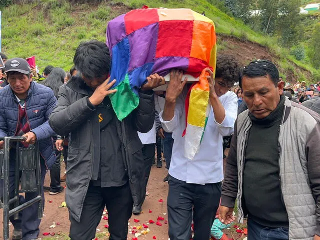  Población acompañó el entierro. Foto: Luis Álvarez/URPI-LR.   