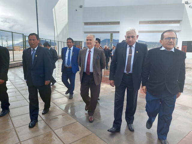  Alfonso López Chau junto a las autoridades de la UNA, Puno. Foto: Liubomir Fernández/URPI-LR   