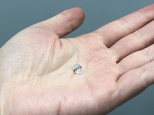 El diamante africano de 1,5 quilates en la mano de uno de los investigadores. Foto: Tingting Gu   