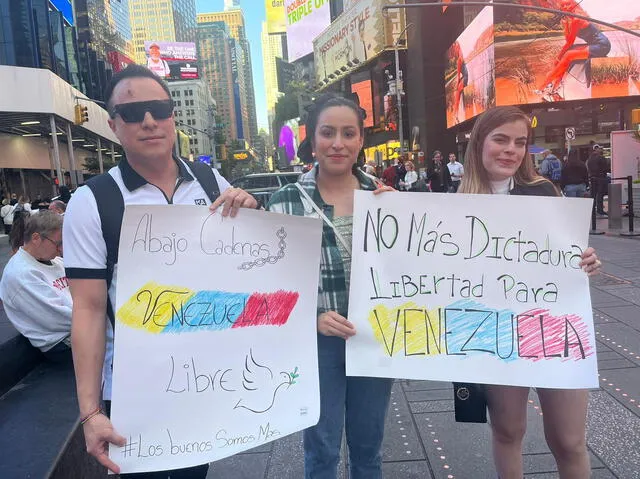 Grupo de ciudadanos venezolanos se manifiestan en Times Square, en Nueva York. EFE   