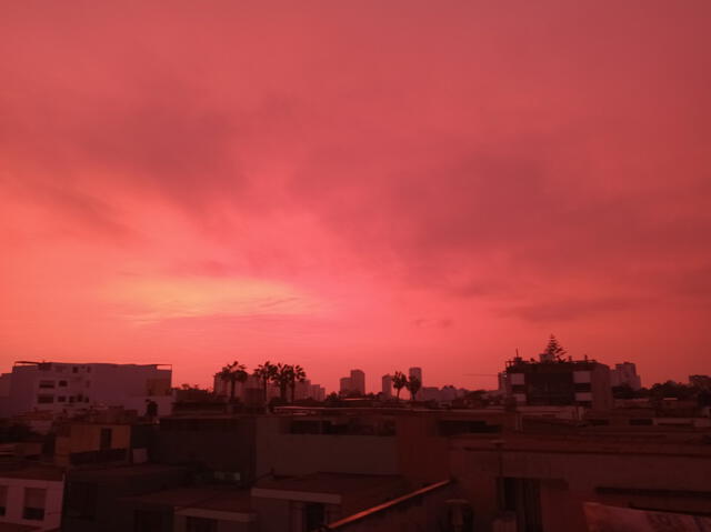  El cielo de lima se tiñe de rojo. Foto: X  
