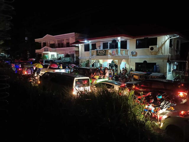Las personas han comenzado a abandonar sus hogares tras el terremoto en Filipinas. Foto: PIA Surigao del Sur/Facebook   