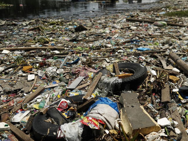 Contaminación en la isla de plástico perjudica a Perú y Chile. Foto: EFE   