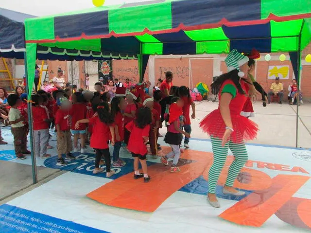 Estudiantes de Caminito de Motupe celebran Navidad. Foto: Facebook/Fabis Producciones.   