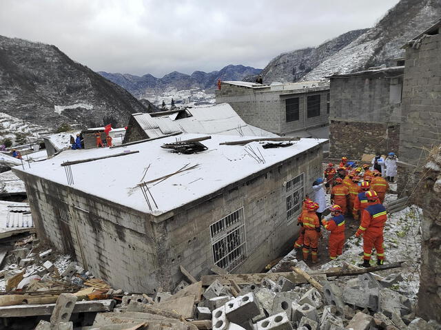  Trabajadores de rescate en acción en el lugar del deslizamiento de tierra en la ciudad de Tangfang. Foto: EFE    