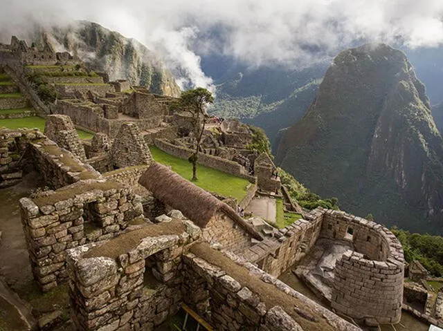  Machu Picchu fue redescubierto en 1911 por el explorador Hiram Bingham, convirtiéndose en un destacado sitio arqueológico y en una de las maravillas del mundo moderno. Foto: National Geographic   