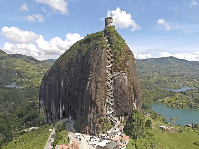  La Piedra del Peñol es ícono de Guatapé. Foto: Billiken<br>    