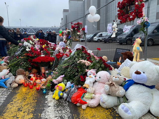Memoriales en honor a las víctimas el atentado en Moscú. Foto: @ActualidadRT/Twitter   