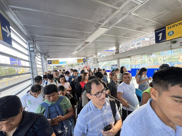  Metropolitano colapsa nuevamente: usuarios reportan largas colas. Foto: La República   