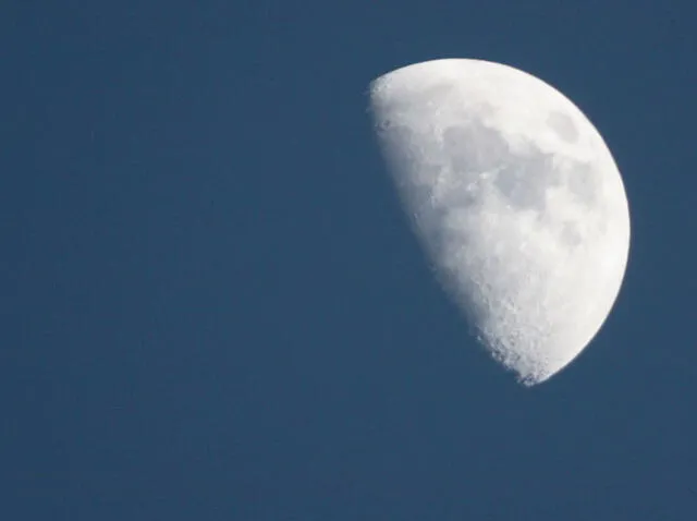 Durante la gibosa creciente, se ve iluminada más de la mitad de la Luna. Foto: José Francisco Pujazón   