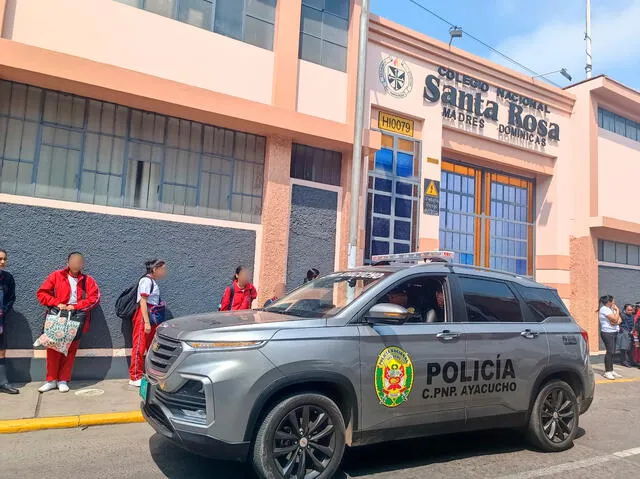 Agentes de la Policía Nacional del Perú (PNP) resguardan el colegio nacional Santa Rosa ante la presencia de hombre vestido con falda de escolar. Foto: Sergio Verde/La República    