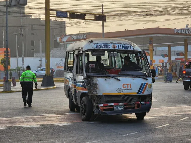 Conductor de cúster terminó ileso tras el fuerte impacto contra miniván en La Victoria. Foto: Rosa Quincho/La República   