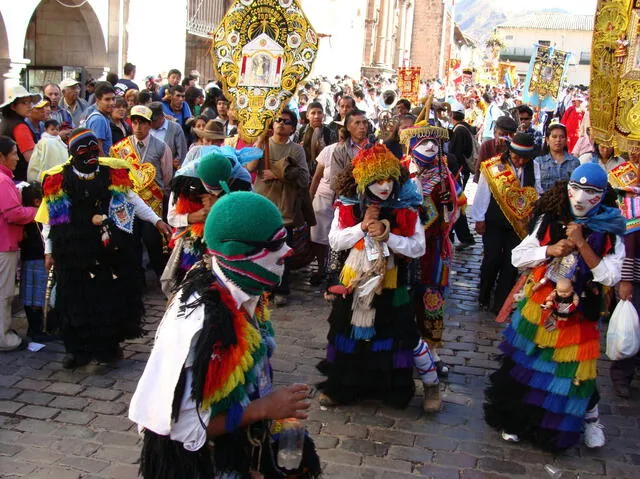 Baile y tradición, durante la festividad por el Corpus Christi. Foto: Andina.   