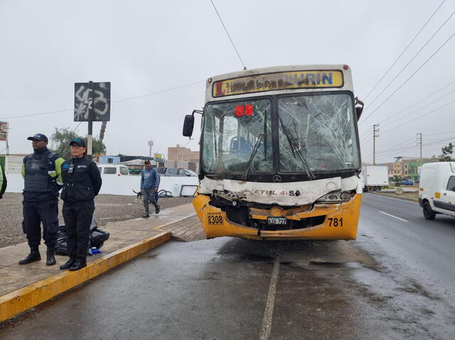 Bus de la empresa ETUL 4 SA tras fuerte accidente. Foto: Fiorella Alvarado/La República    