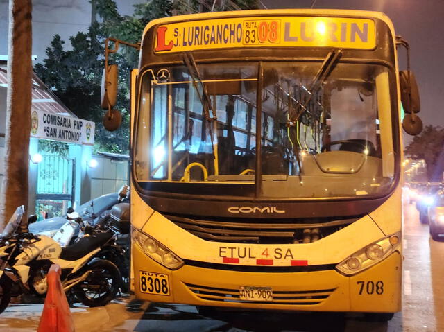 El bus de la empresa de transporte ETUL 4 SA fue trasladado a la comisaría de San Antonio. Foto: Samuel Santos/La República   