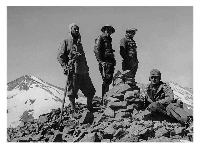  Los montañistas y socios del DAV Santiago, Albrecht Maas, Erwin Hein, Bruening y Niederer en la cumbre del cerro Cortaderas, un relevante 5.000 de la cordillera central andina. Foto: Museo Histórico Nacional de Chile   
