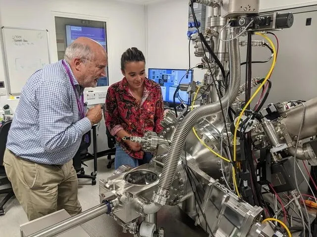 El proceso para crear el silicio más puro del mundo comenzó con un enfoque meticuloso en la eliminación de impurezas atómicas. Foto: EFE.    