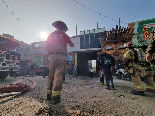  Los bomberos llegaron a contener el incendio. Foto: Samuel Santos/La República.   