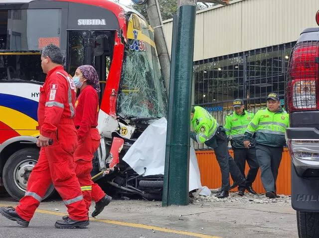 El bus terminó empotrado en un poste de alumbrado público. Foto: La República   