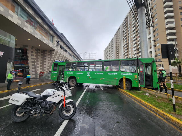 El bus de transporte público se despistó y cubrió la ciclovía de la av. Universitaria. Foto: Fiorella Alvarado/La República   