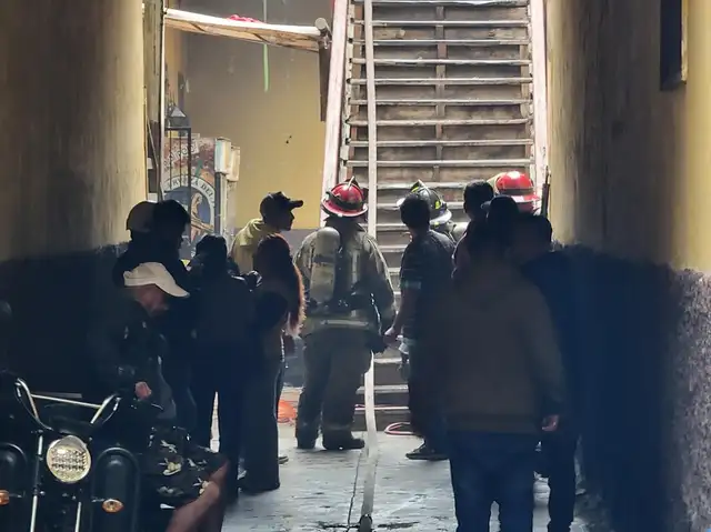 Incendio código 2 afectó a cerca de 20 viviendas en antigua casona de Lima. Foto: Fiorella Alvarado/La República    